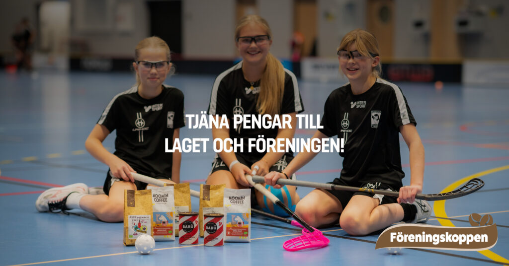 Tre unga innebandyspelare från Husqvarna IK F13 sitter på golvet i en sporthall, iförda svarta matchställ och skyddsglasögon. Framför dem står paket med kaffe och choklad som de säljer via Föreningskoppen.se för att stödja lagets insamling. Texten “Tjäna pengar till laget och föreningen!” syns på bilden.